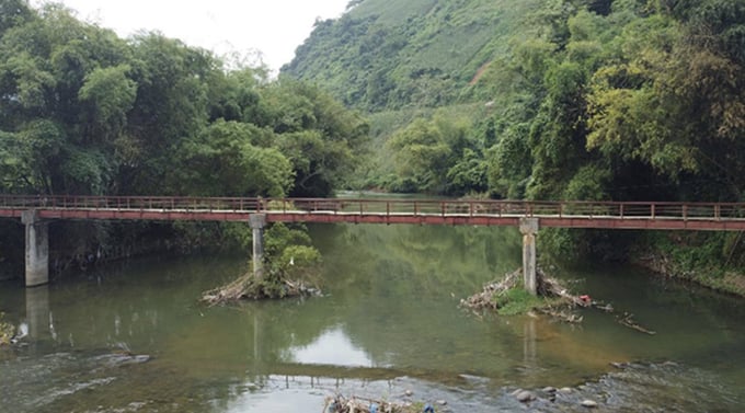 Cầu máng dẫn nước từ hệ thống thủy lợi Phai Mường sang Đồng Vệ (huyện Văn Bàn, Lào Cai). Ảnh: M.D.