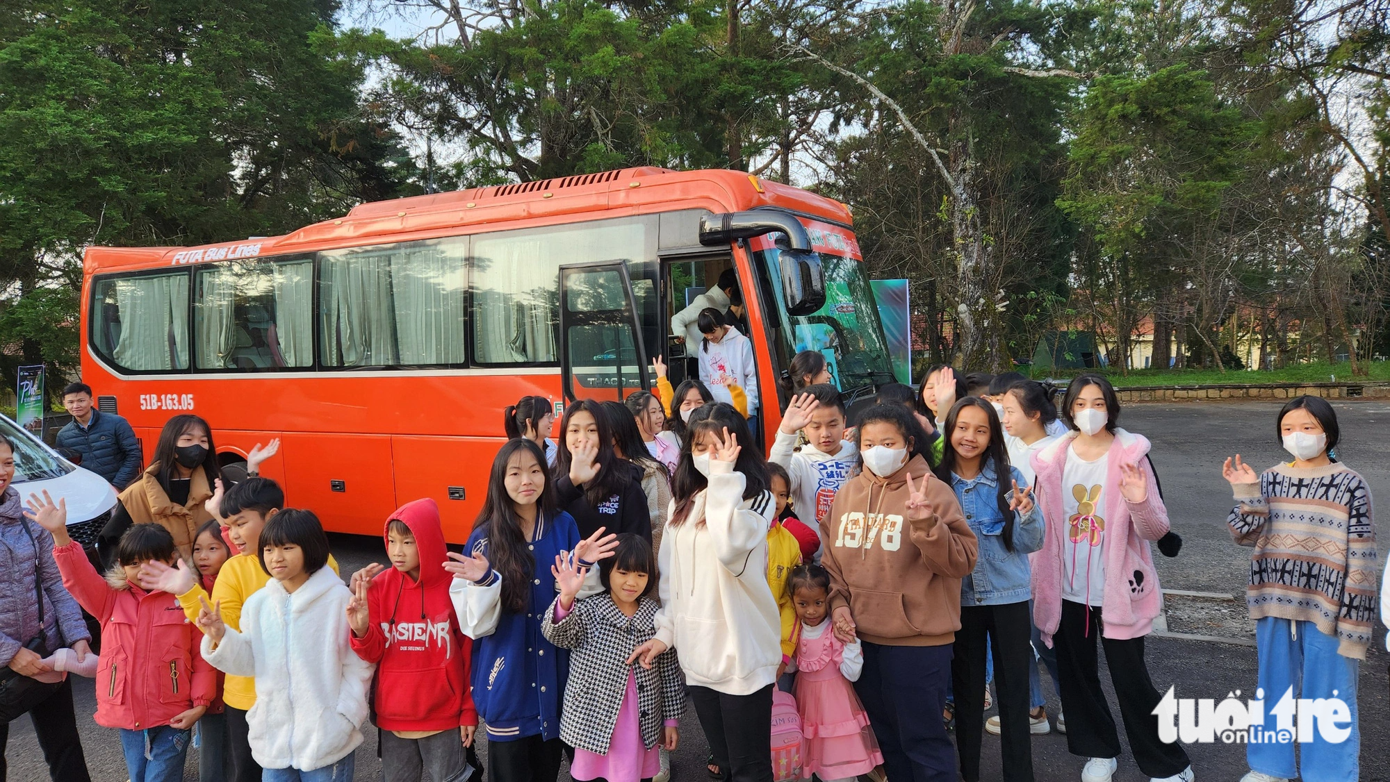 Các chuyến xe của Hãng xe Phương Trang đã đưa các em nhỏ đến với chương trình rất sớm 