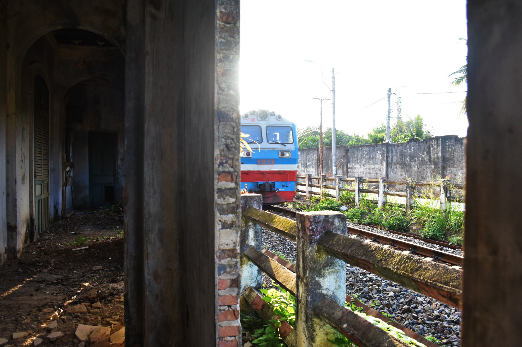 Hằng ngày vẫn có những chuyến tàu chạy ngang qua nhà ga như nhắc về một ký ức đã xa